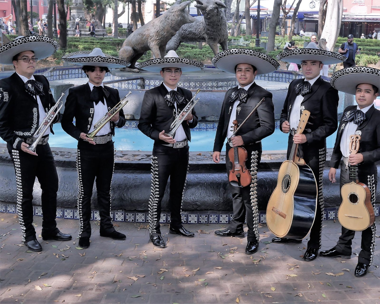Mariachi posando frente a fuente en cdmx